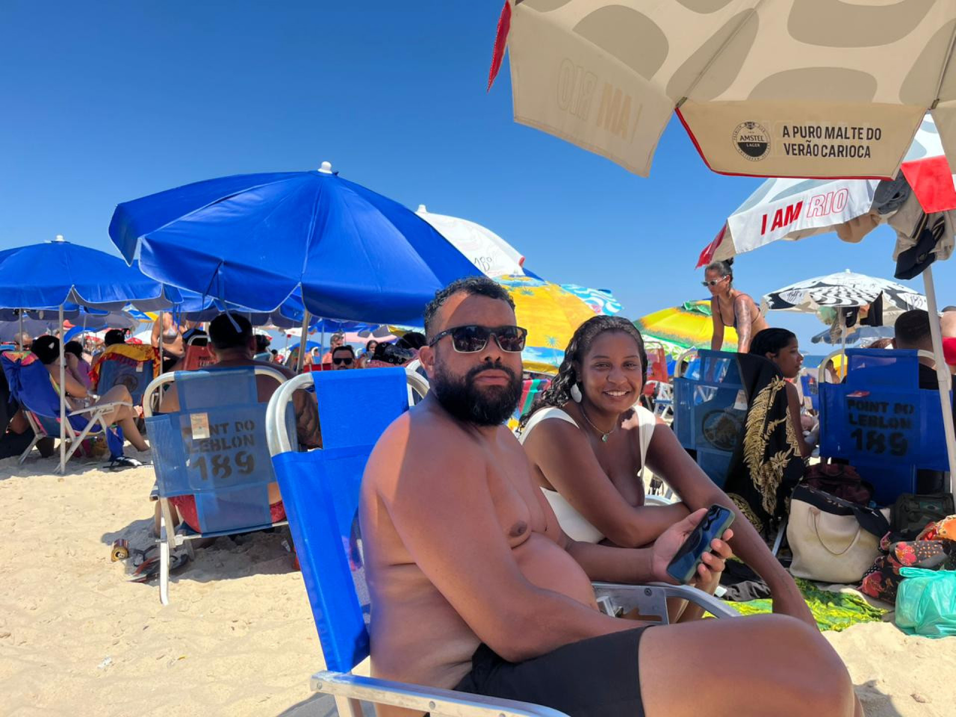 Marcos Soares e Juliana Nunes aproveitaram a Praia do Leblon - Fred Vidal / Agência O Dia