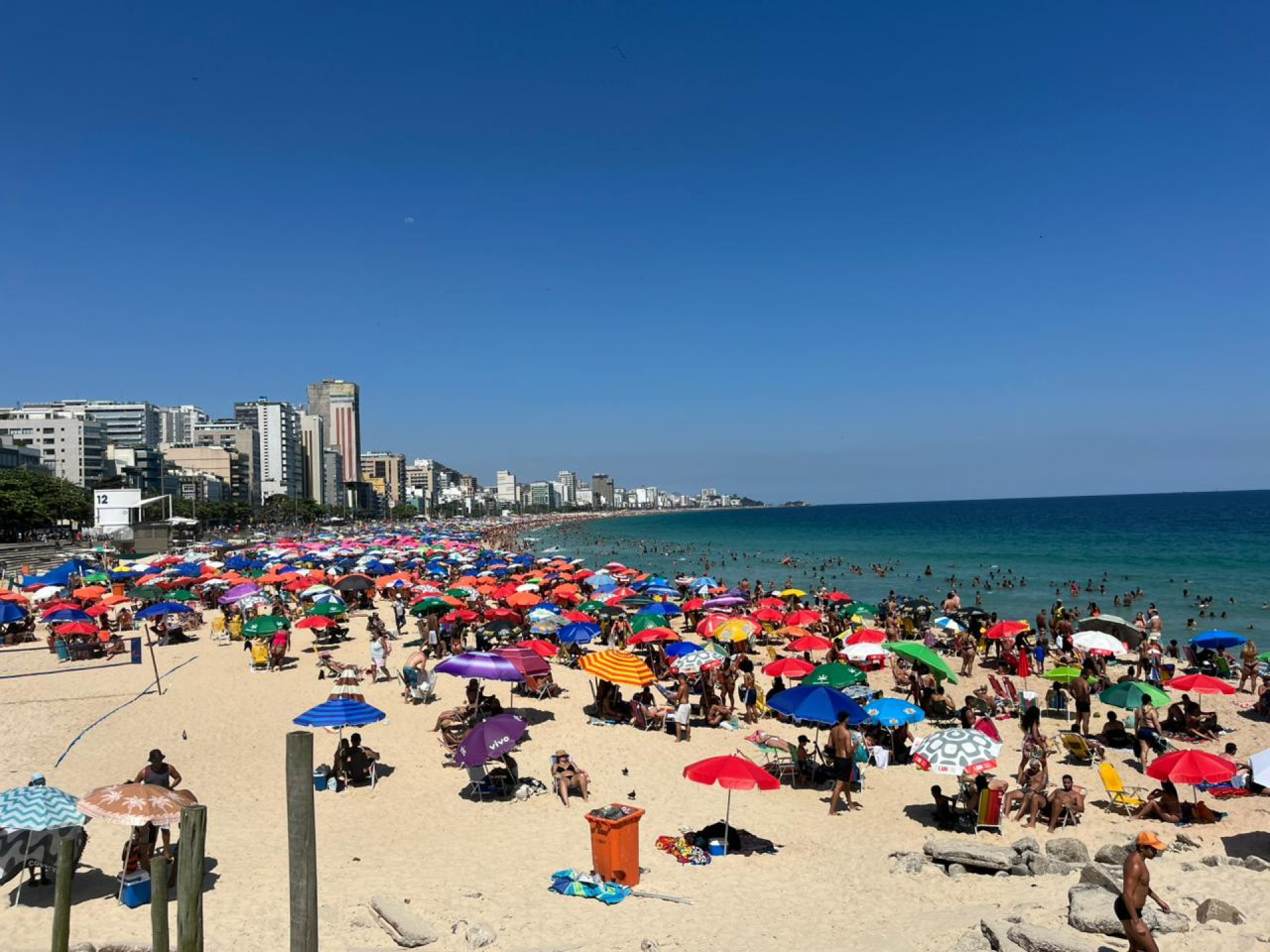 Calor extremo levou cariocas e turistas à Praia do Leblon - Fred Vidal / Agência O Dia