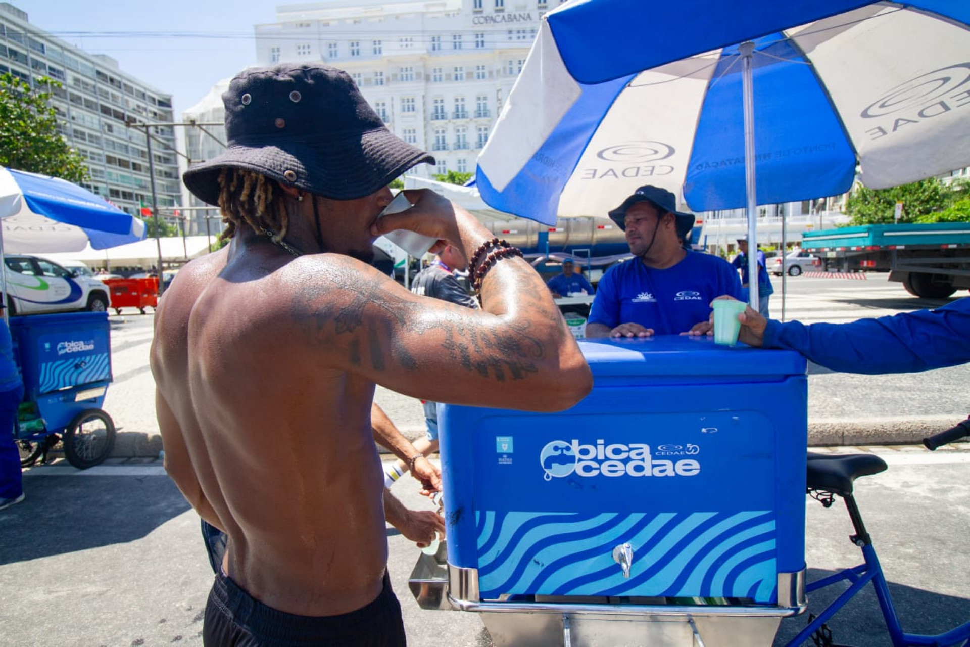 Pontos de hidratação da Cedae na orla de Copacabana - Érica Martin / Agência O Dia