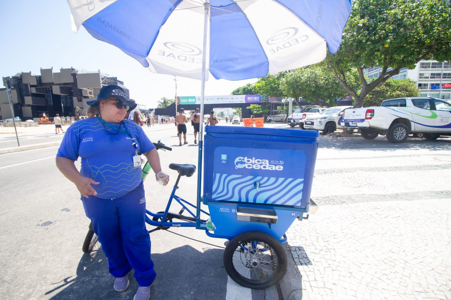 Pontos de hidratação da Cedae na orla de Copacabana - Érica Martin / Agência O Dia