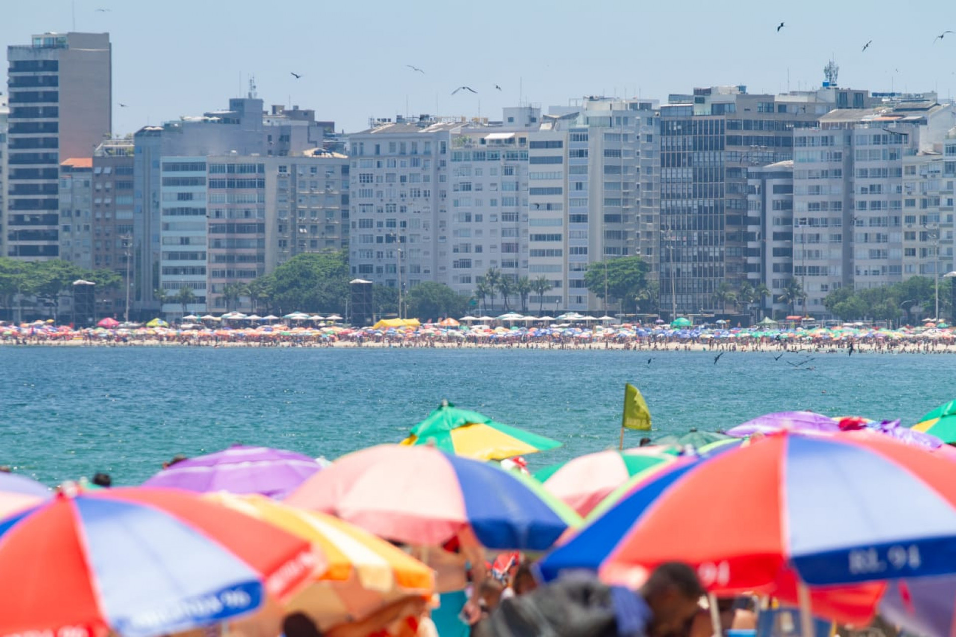 Cariocas e turistas aproveitaram a Praia de Copacabana no segundo domingo do verão - Érica Martin / Agência O Dia