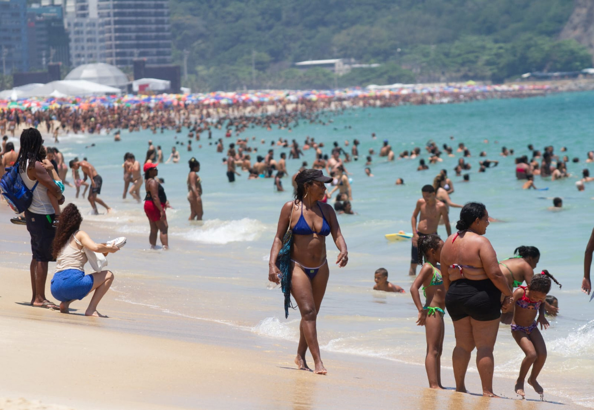 Cariocas e turistas aproveitaram a Praia de Copacabana no segundo domingo do verão - Érica Martin / Agência O Dia
