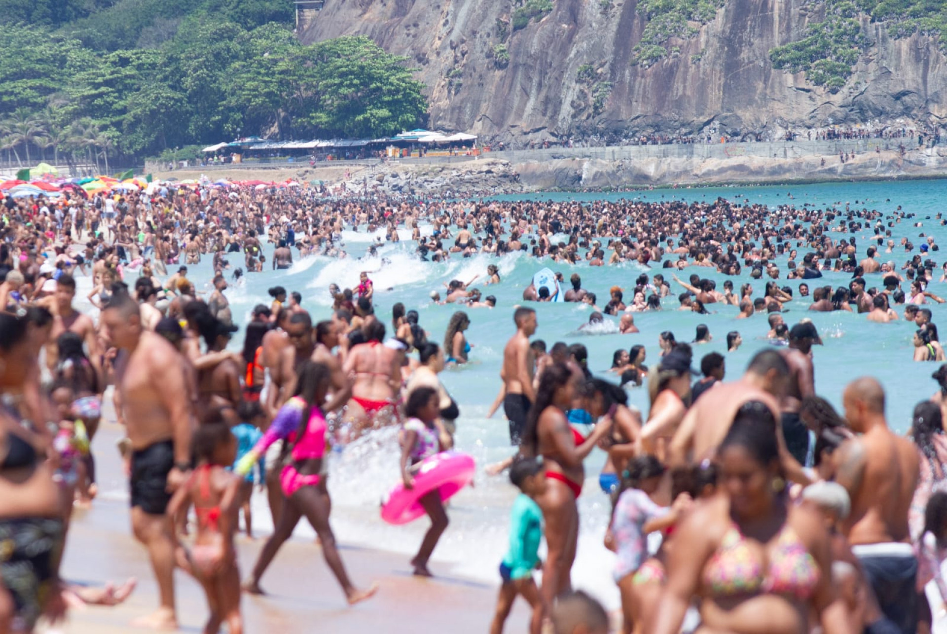 Cariocas e turistas aproveitaram a Praia de Copacabana no segundo domingo do verão - Érica Martin / Agência O Dia