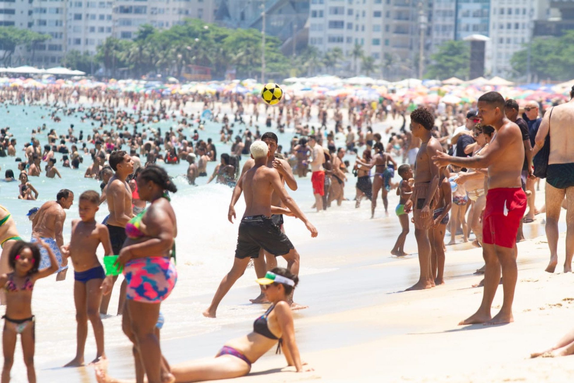 Praia de Copacabana ficou lotada neste domingo (28) - Érica Martin / Agência O Dia