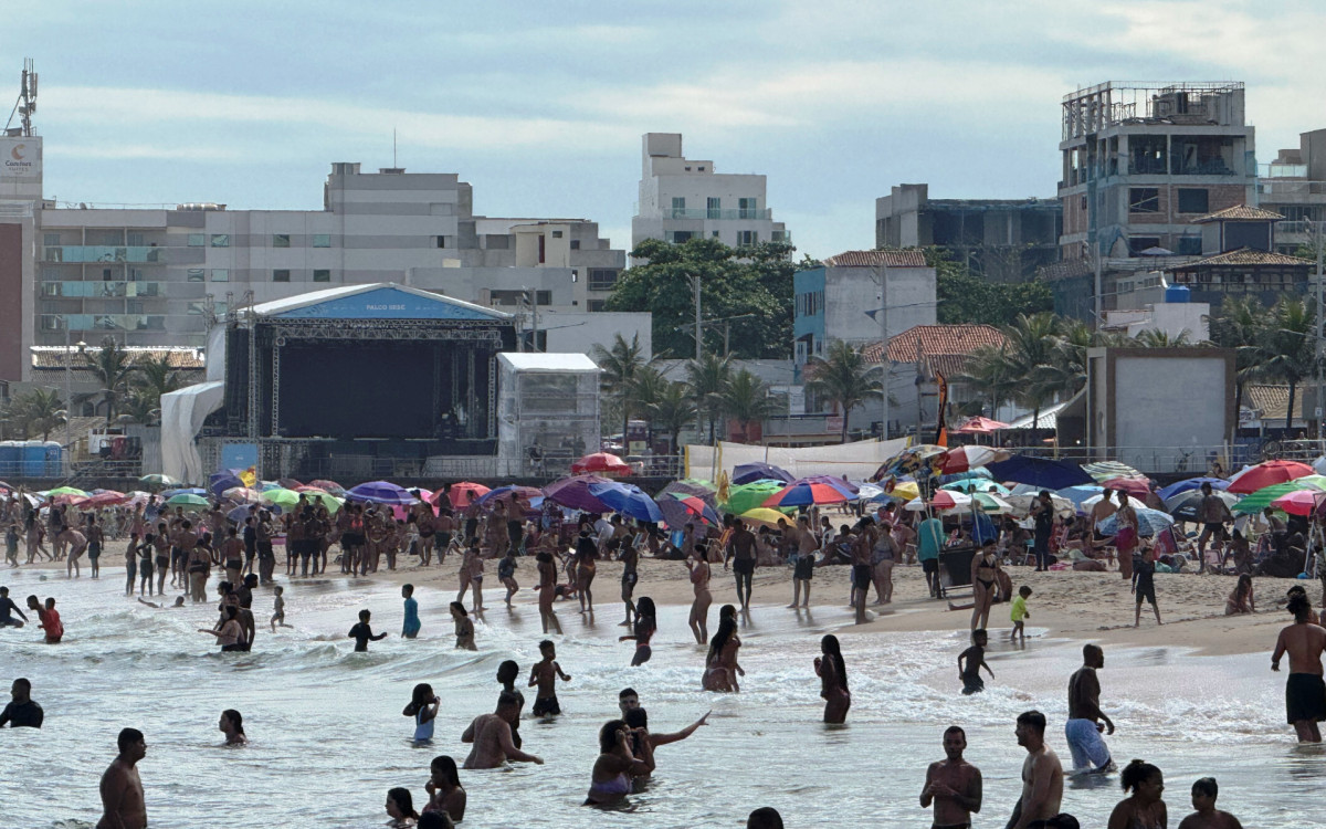 Público se prepara para celebrar a virada do ano nas praias de Macaé, que terão segurança reforçada, shows nacionais e fogos com menos ruído