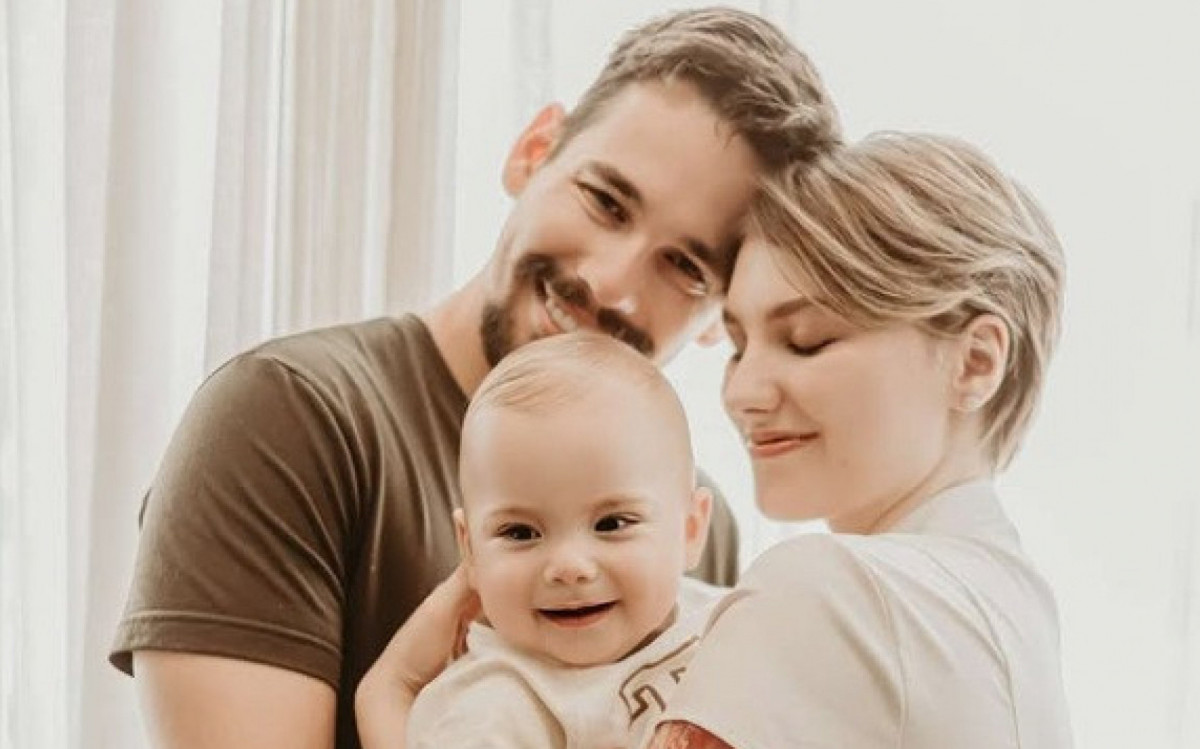 Isabel Veloso, o filho Arthur e o marido Lucas Borbas