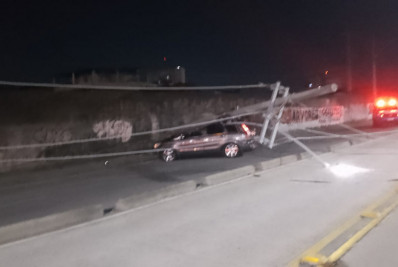 Carro derruba poste e interdita rua em Olaria