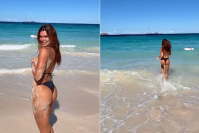 Mariana Goldfarb tira parte do biquíni para mergulho no mar