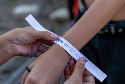 Pulseiras de identificação vão reforçar a proteção de crianças no Réveillon