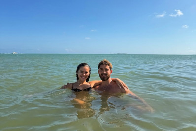 João Guilherme posa com Maisa em praia de Pernambuco