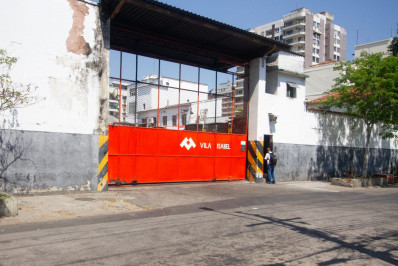 Motoristas da Real e Vila Isabel protestam por falta de pagamento de indenizações