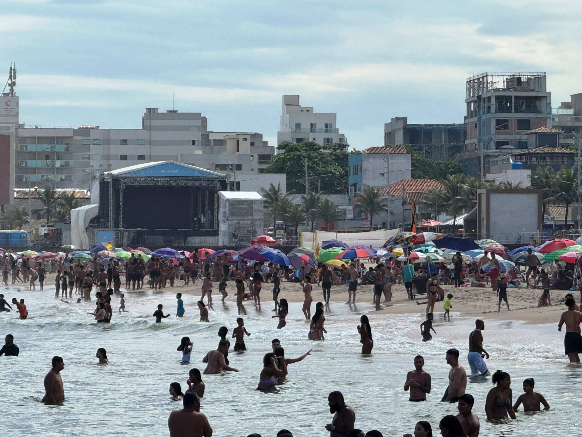 P&uacute;blico se prepara para celebrar a virada do ano nas praias de Maca&eacute;, que ter&atilde;o seguran&ccedil;a refor&ccedil;ada, shows nacionais e fogos com menos ru&iacute;do - Foto: Douglas Smmithy
