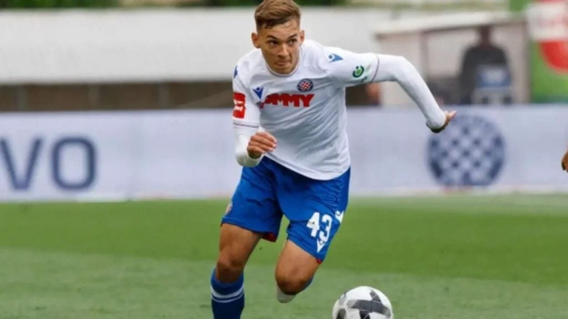 Time da Premier League busca jovem zagueiro canadense