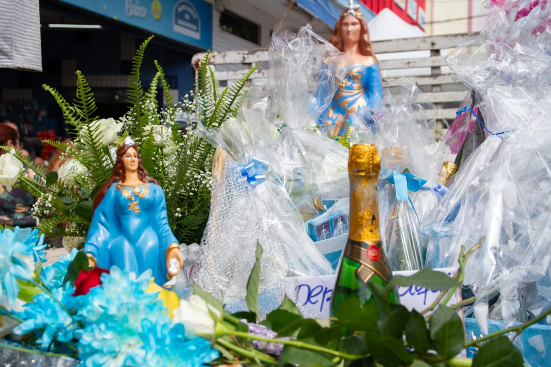 Fiéis levam pedidos e agradecimentos nos barquinhos para Iemanjá - Érica Martin / Agência O Dia