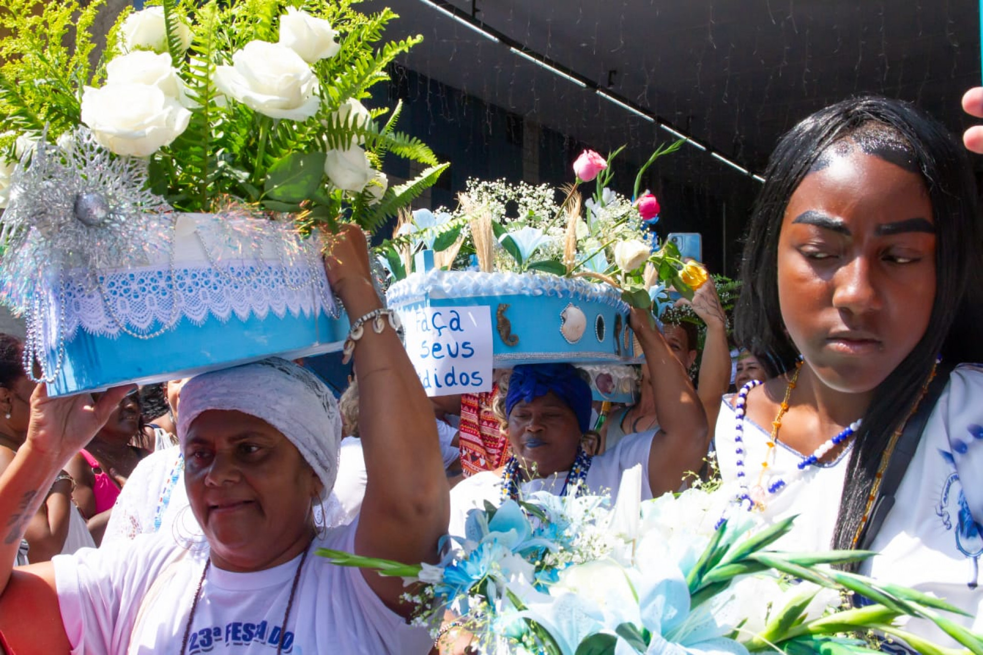 Fiéis levam pedidos e agradecimentos nos barquinhos para Iemanjá - Érica Martin / Agência O Dia