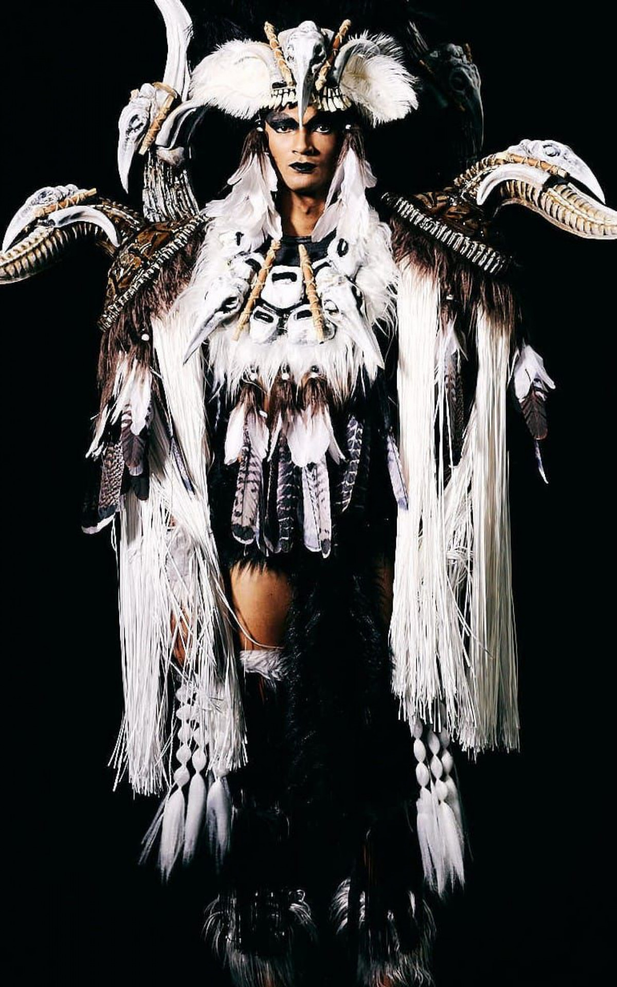 Fantasia representando \'o Homem de Neanderthal\' incorporado por Ney Matogrosso em 1975