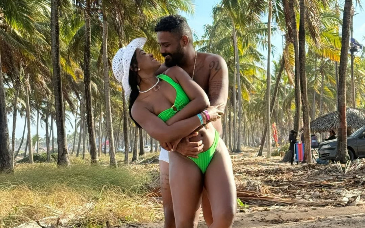 Erika Januza namora o cantor Arlindinho