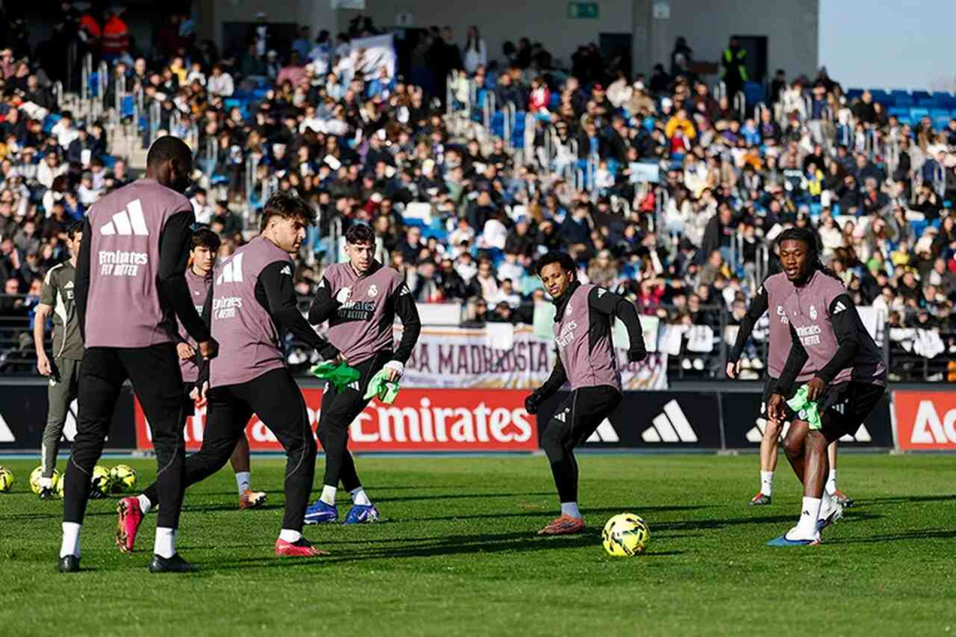 Torcedores do Real Madrid lotam est&aacute;dio em treino aberto e interagem com jogadores