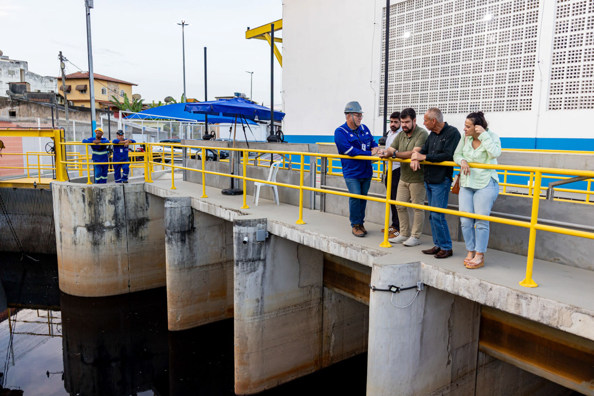 Autoridades acompanham a entrega da Elevat&oacute;ria T&eacute;lio Barreto, ponto estrat&eacute;gico da macrodrenagem de Maca&eacute; - Foto: Rui Porto Filho