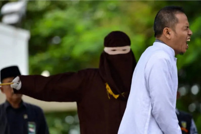 Lei autoriza pena de até 24 chibatadas para criminosos envolvidos em golpes financeiros