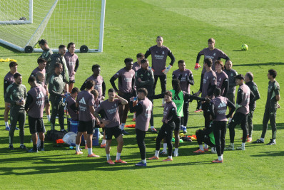 Torcida do Real Madrid lota treino aberto antes da virada do ano
