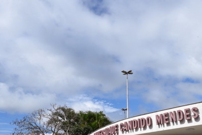 Universidade marca 124 anos de criação oferecendo três mil cursos grátis