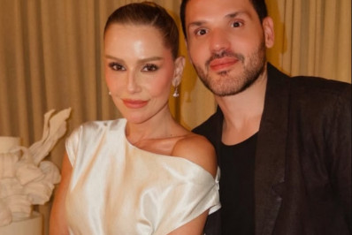 Deborah Secco curte praia com namorado e se declara