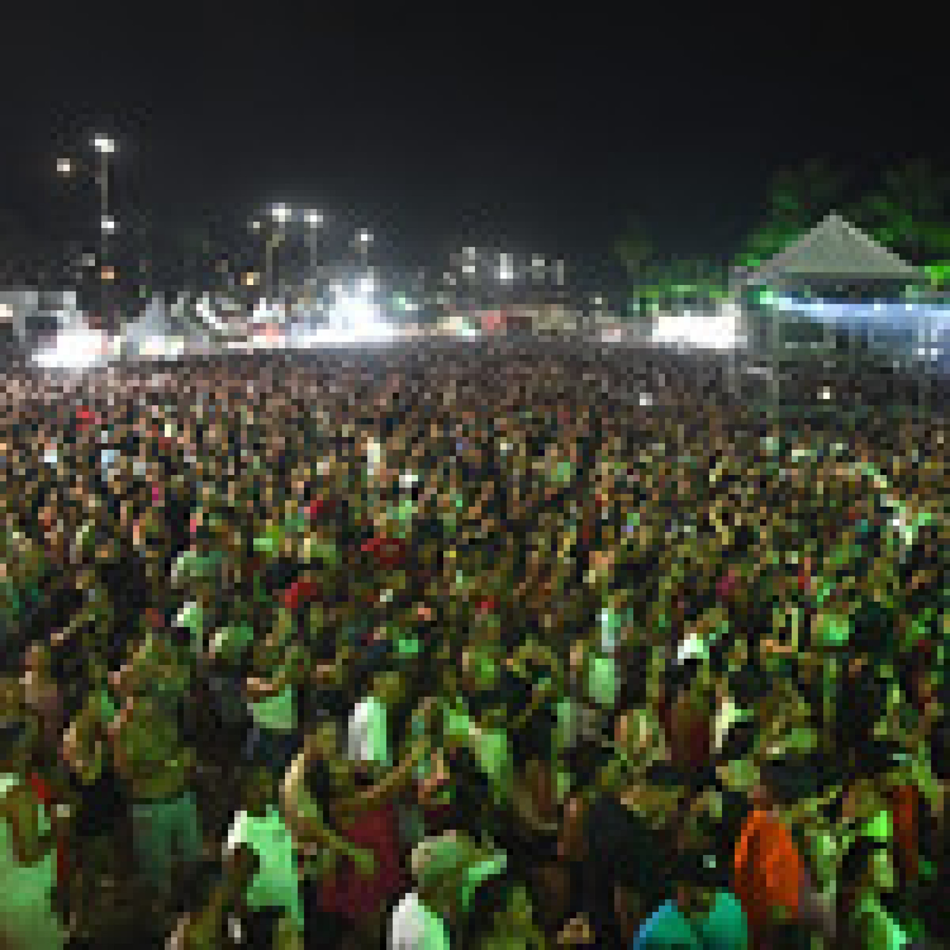 Praia do Anil tomada pela multid&atilde;o durante os shows pr&eacute;-R&eacute;veillon, R&eacute;veillon e anivers&aacute;rio da cidade - Divulga&ccedil;&atilde;o/PMAR