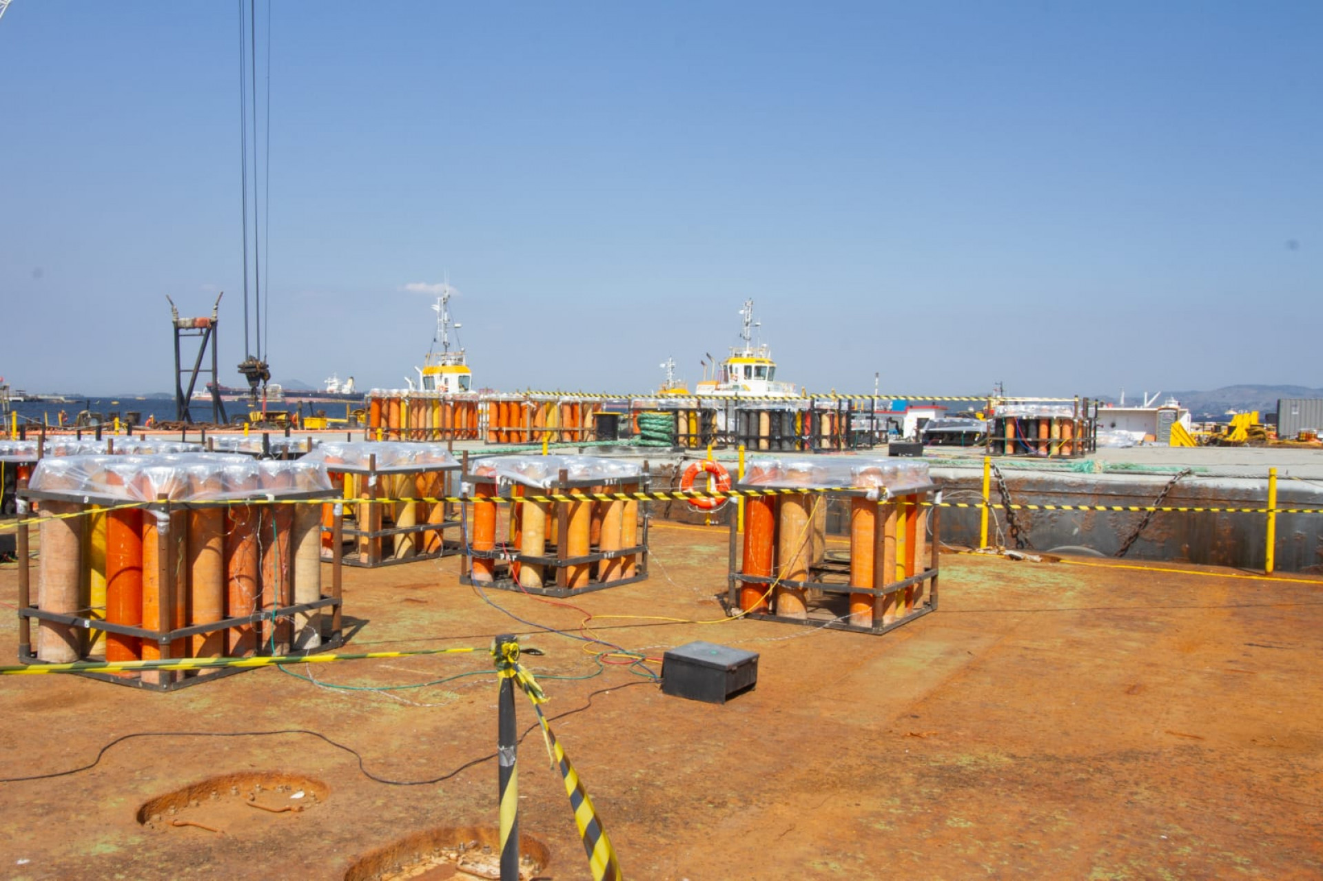 Balsas com fogos para o Réveillon de Copacabana passaram por vistoria nesta terça-feira (30) - Érica Martin / Agência O Dia