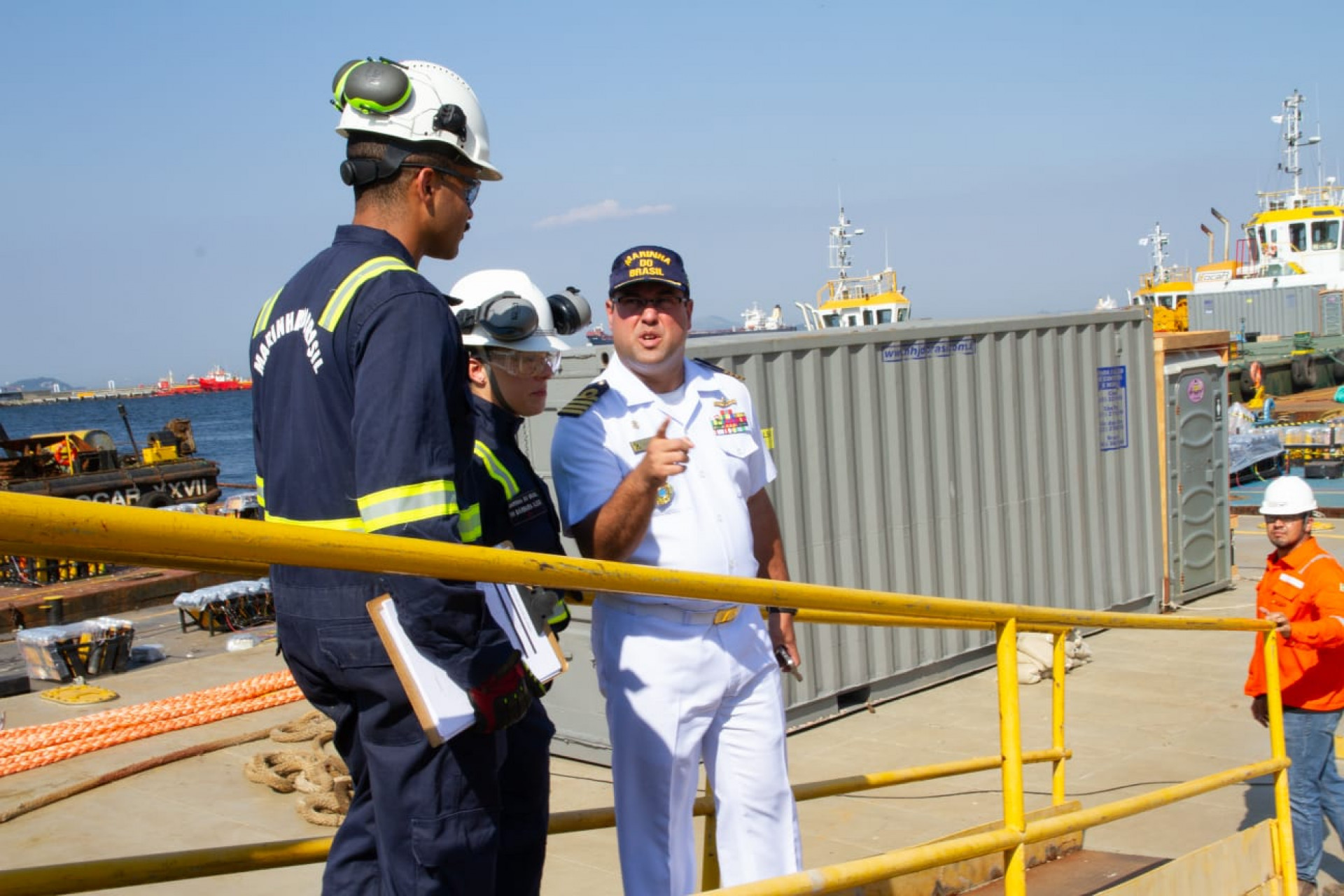 Balsas com fogos para o Réveillon de Copacabana passaram por vistoria nesta terça-feira (30) - Érica Martin / Agência O Dia