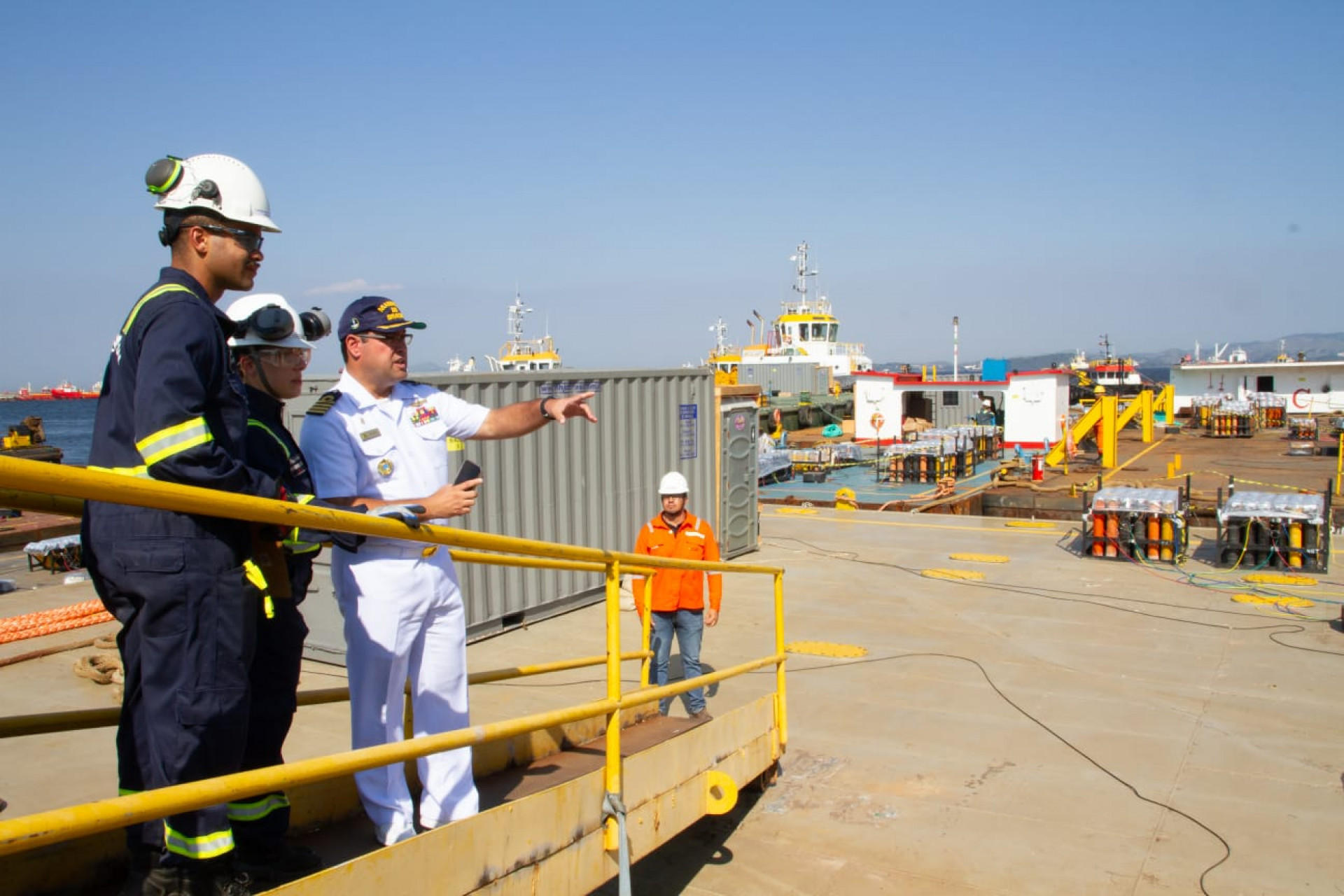 Balsas com fogos para o Réveillon de Copacabana passaram por vistoria nesta terça-feira (30) - Érica Martin / Agência O Dia