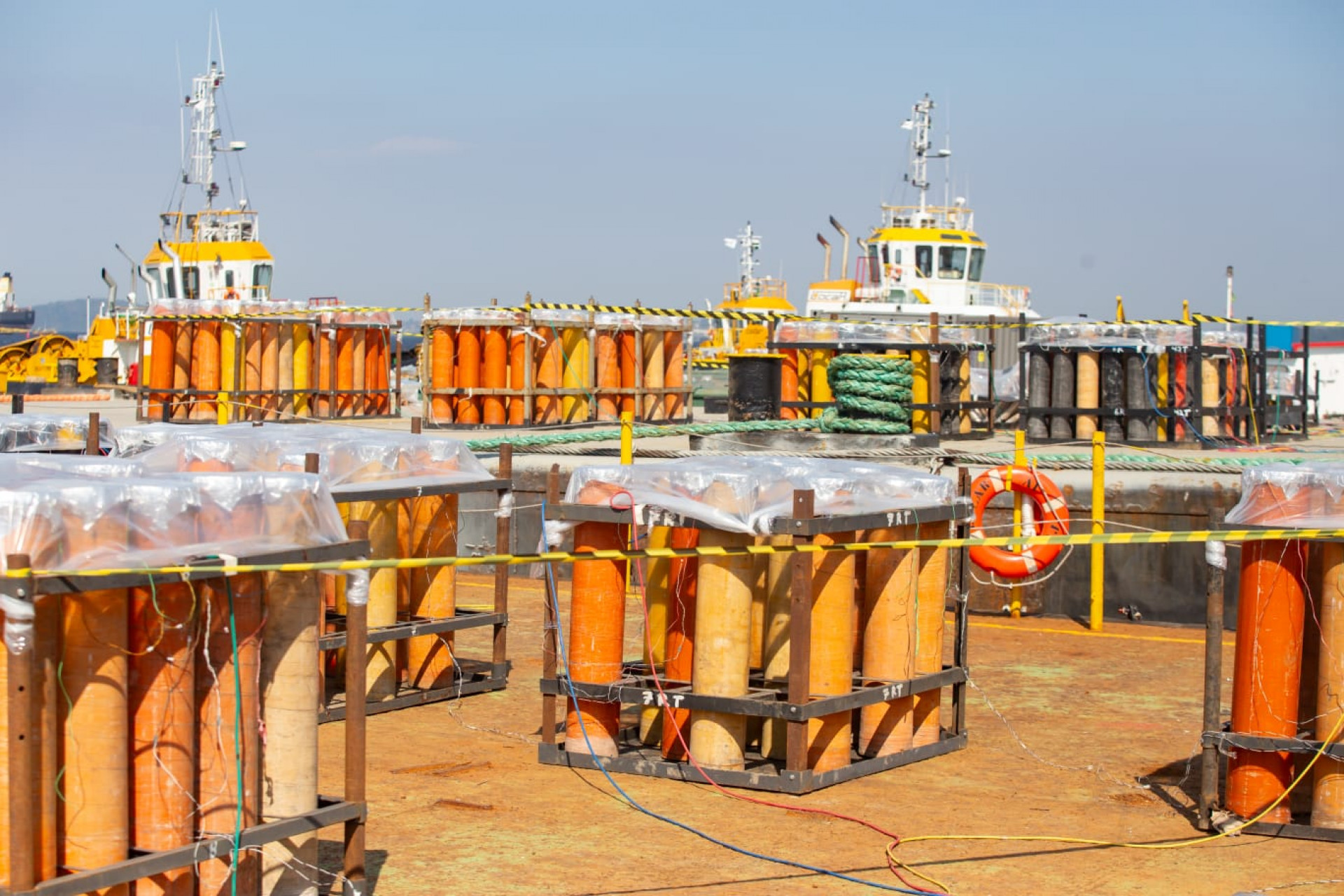 Balsas com fogos para o Réveillon de Copacabana passaram por vistoria nesta terça-feira (30) - Érica Martin / Agência O Dia