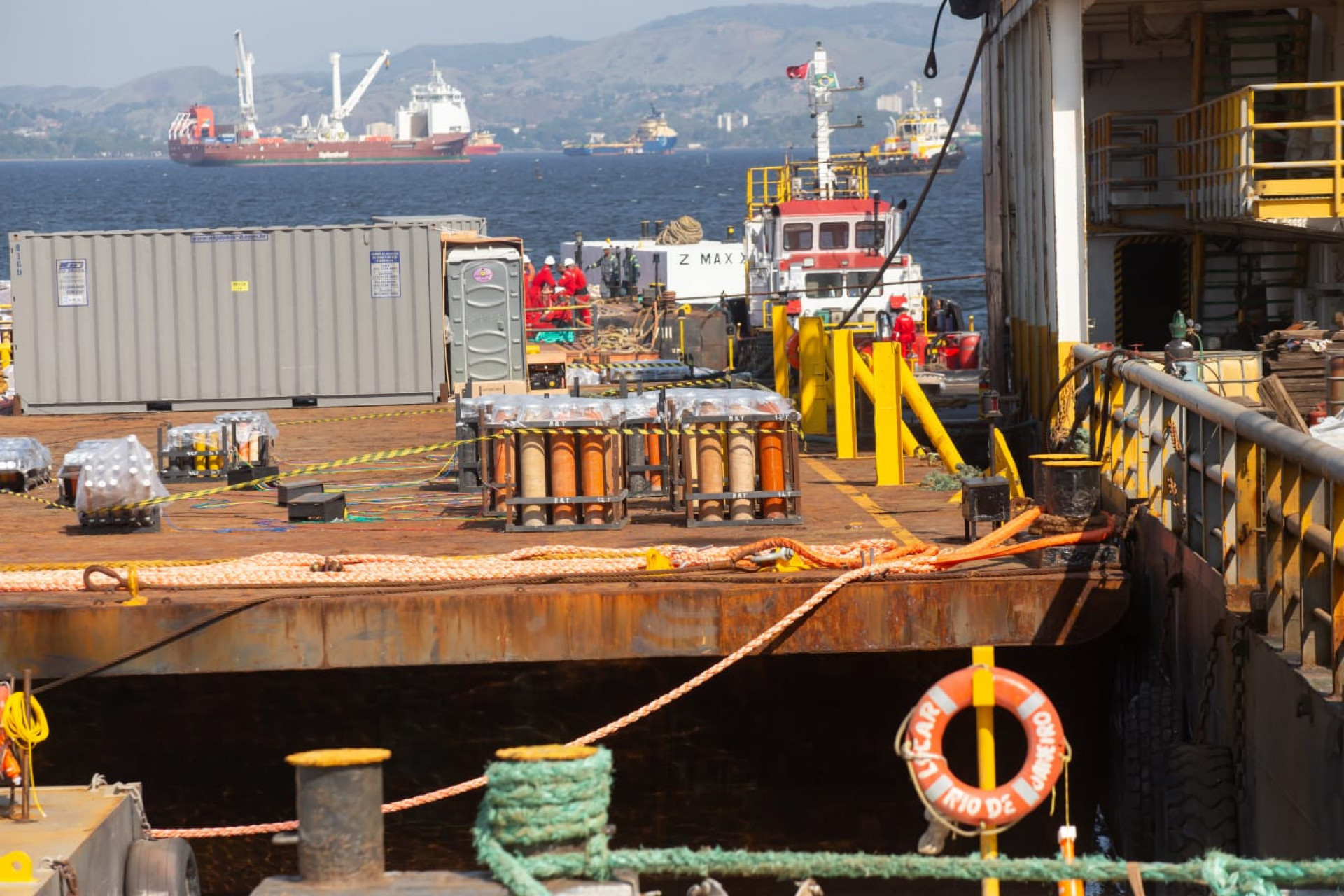 Balsas com fogos para o Réveillon de Copacabana passaram por vistoria nesta terça-feira (30) - Érica Martin / Agência O Dia