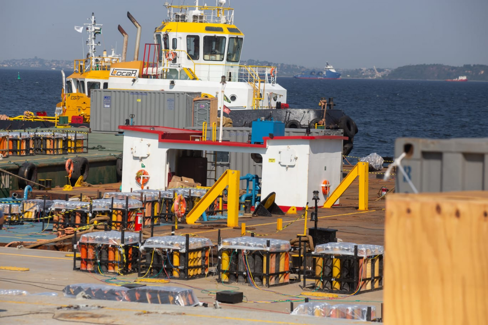 Balsas com fogos para o Réveillon de Copacabana passaram por vistoria nesta terça-feira (30) - Érica Martin / Agência O Dia