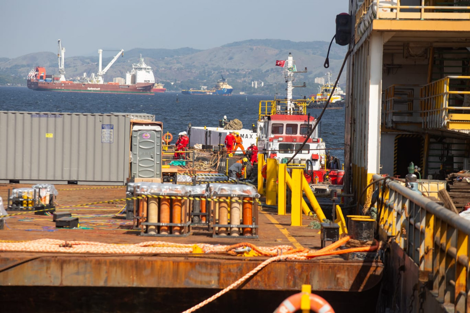 Balsas com fogos para o Réveillon de Copacabana passaram por vistoria nesta terça-feira (30) - Érica Martin / Agência O Dia