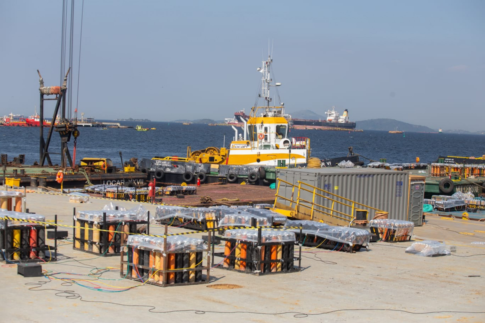 Balsas com fogos para o Réveillon de Copacabana passaram por vistoria nesta terça-feira (30) - Érica Martin / Agência O Dia