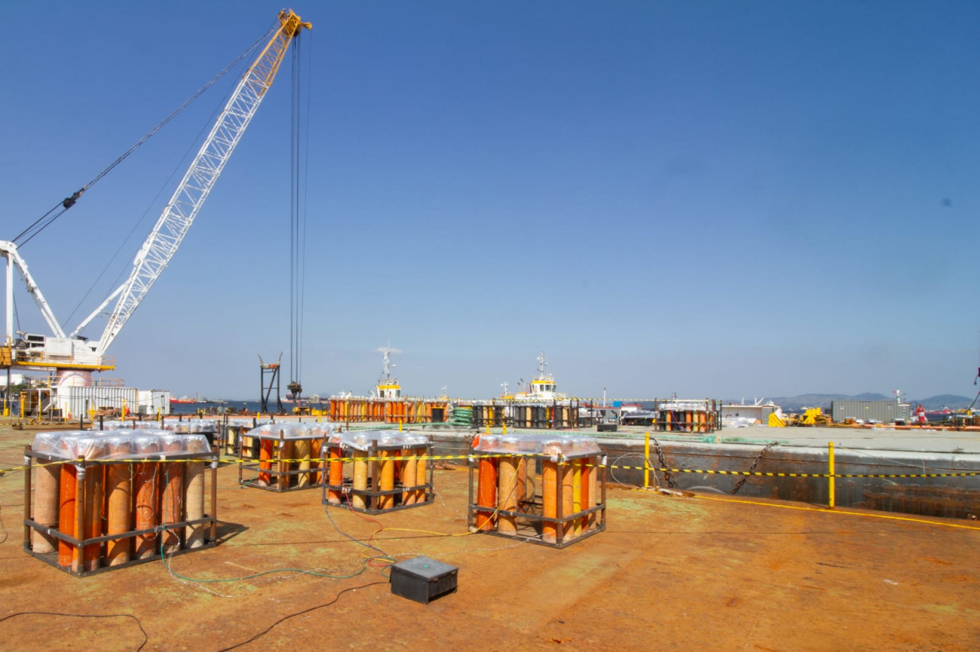 Balsas com fogos para o Réveillon de Copacabana passaram por vistoria nesta terça-feira (30) - Érica Martin / Agência O Dia