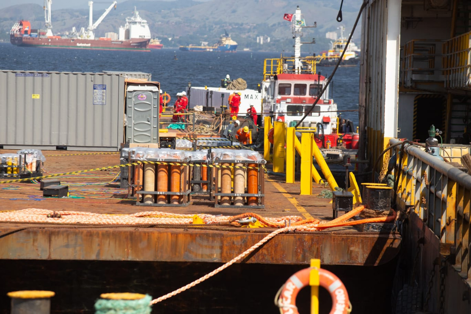 Balsas com fogos para o Réveillon de Copacabana passaram por vistoria nesta terça-feira (30) - Érica Martin / Agência O Dia