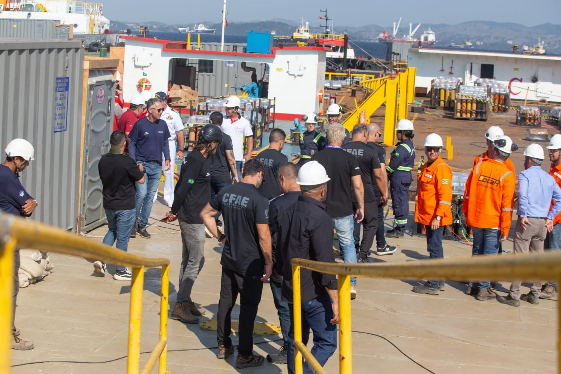 Balsas com fogos para o Réveillon de Copacabana passaram por vistoria nesta terça-feira (30) - Érica Martin / Agência O Dia