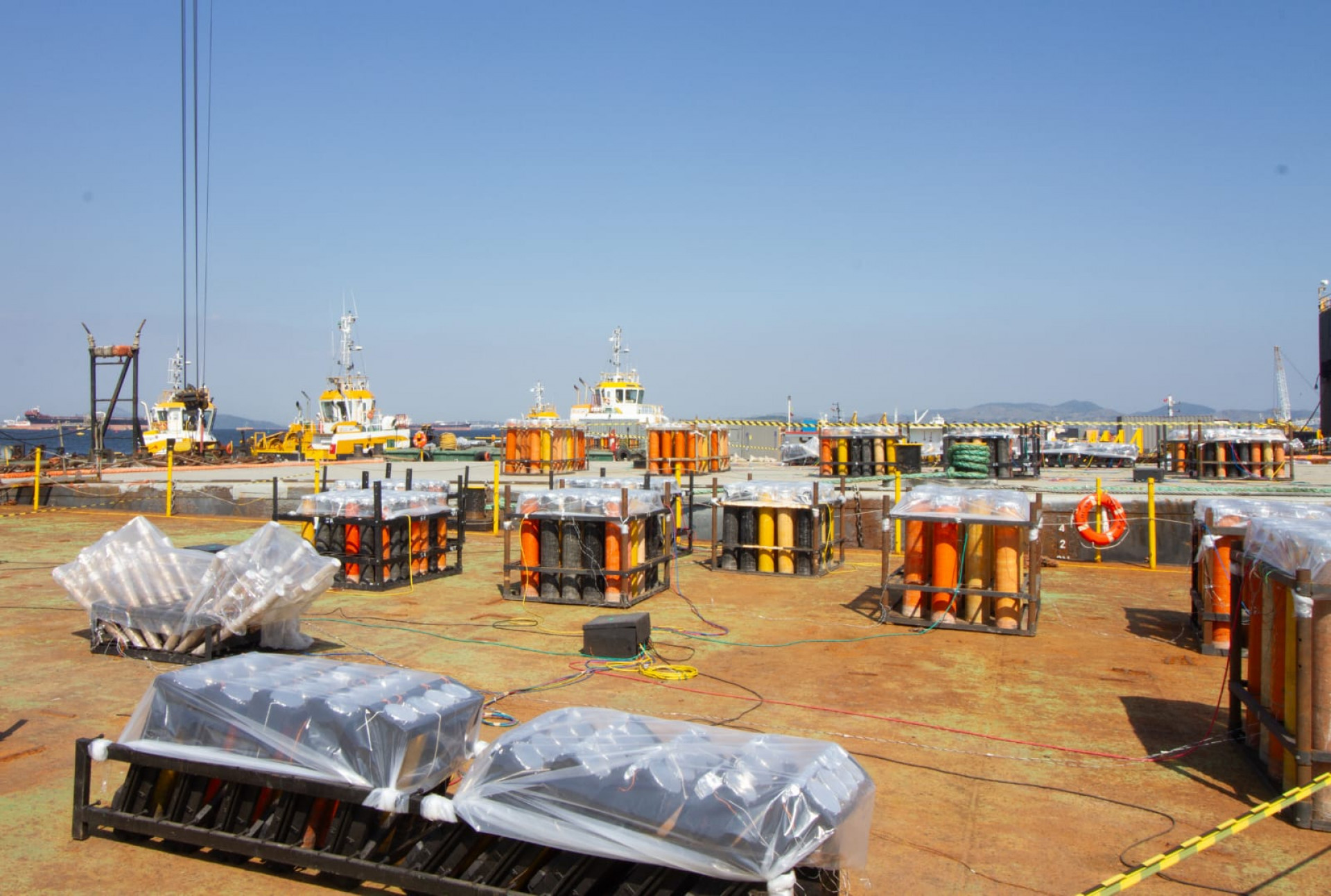 Balsas com fogos para o Réveillon de Copacabana passaram por vistoria nesta terça-feira (30) - Érica Martin / Agência O Dia