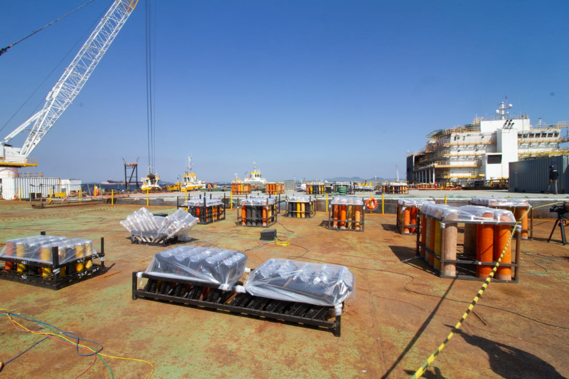 Balsas com fogos para o Réveillon de Copacabana passaram por vistoria nesta terça-feira (30) - Érica Martin / Agência O Dia