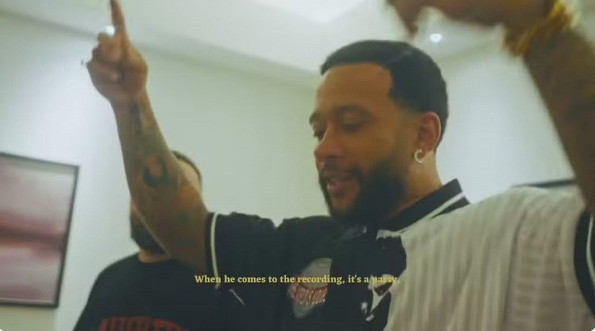Depay lan&ccedil;a document&aacute;rio sobre trabalhadores e exp&otilde;e bastidores de sua vida no pa&iacute;s