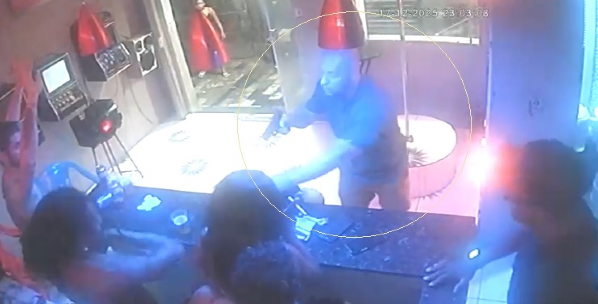 PM amea&ccedil;ou clientes e funcion&aacute;rios com arma e deixou bar com pertences das v&iacute;timas