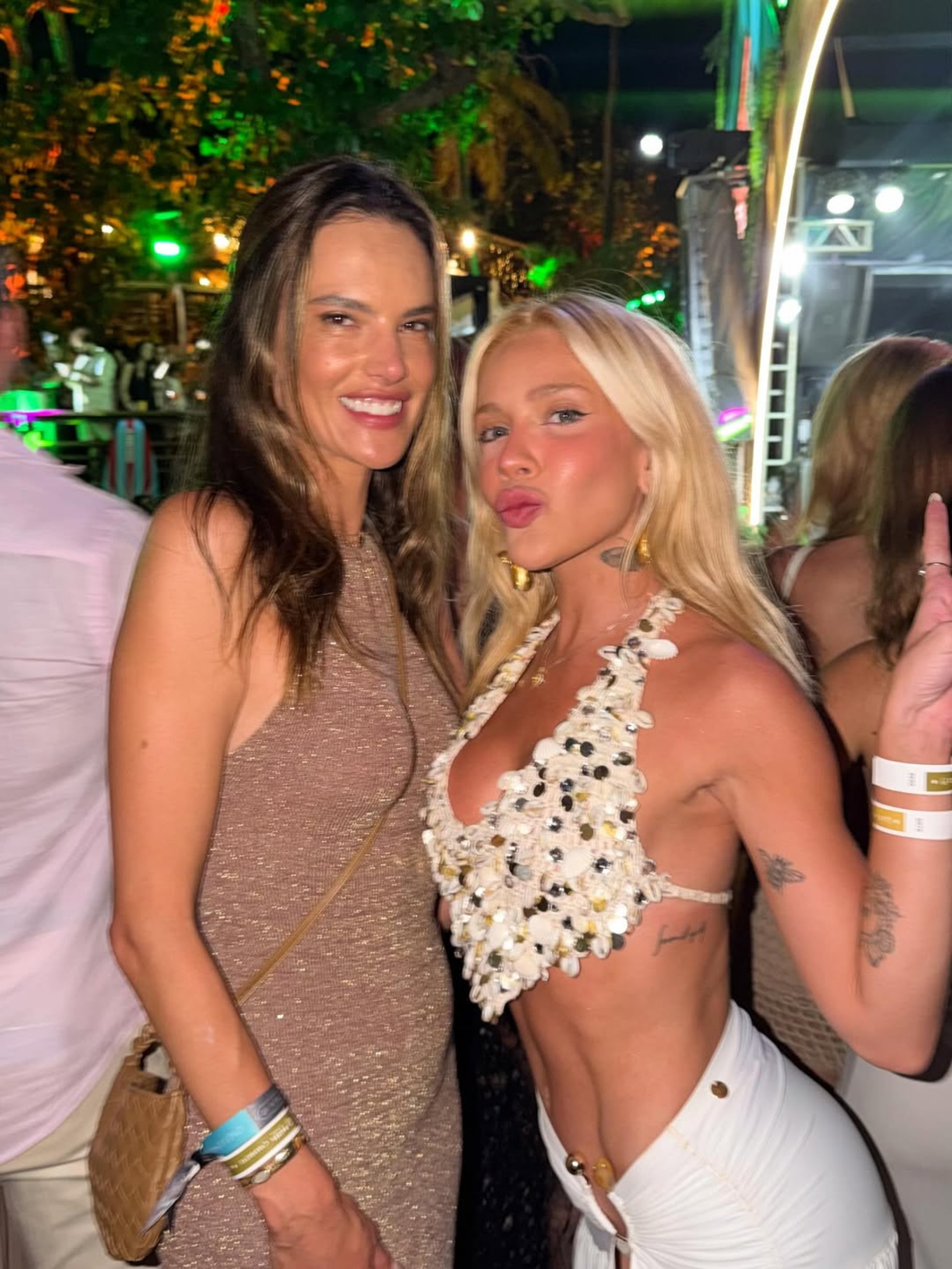 Karoline Lima tira foto com Alessandra Ambrosio em Fernando de Noronha - Reprodução / Instagram