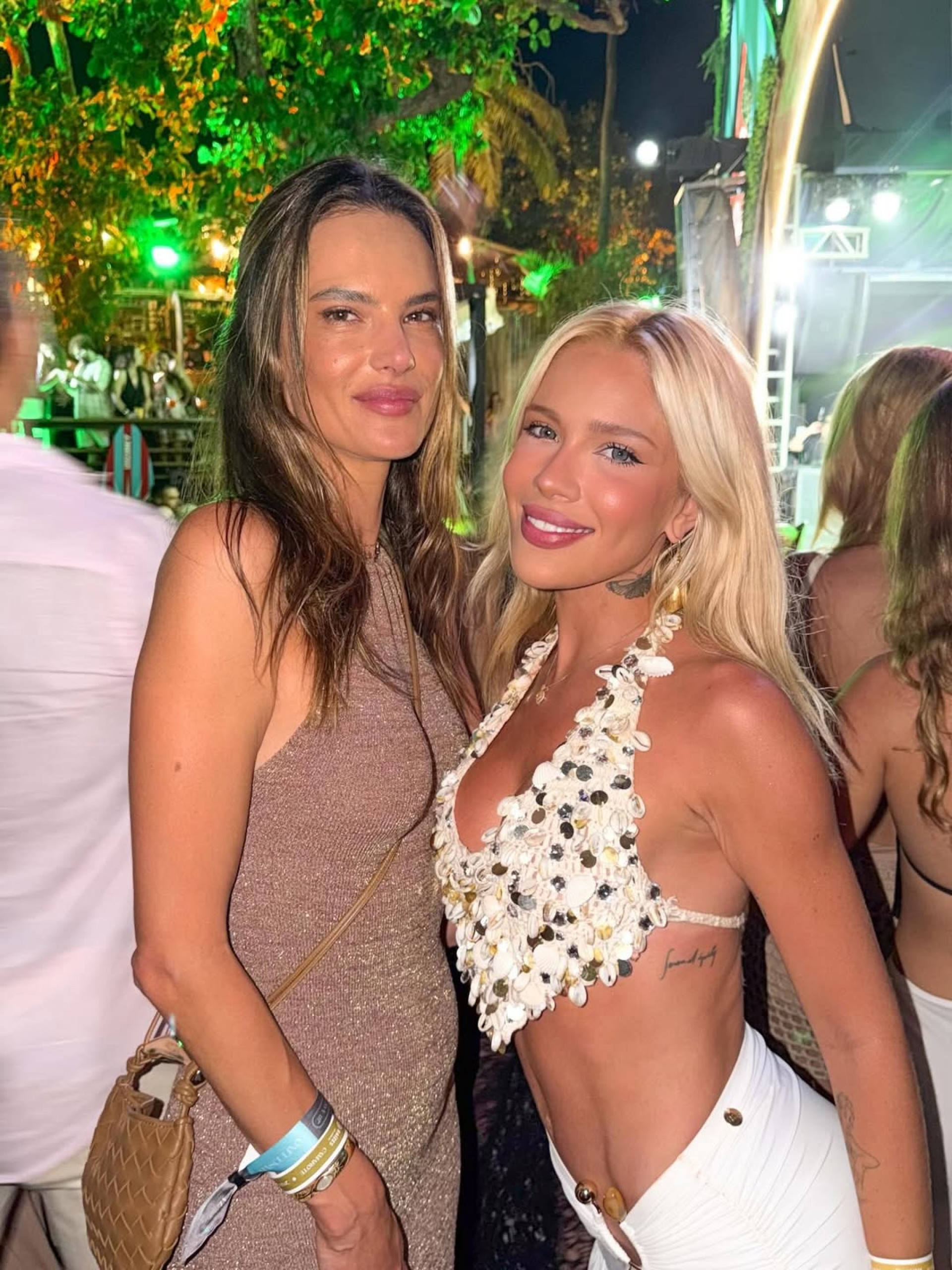 Karoline Lima pede para tirar foto com Alessandra Ambrosio - Reprodução / Instagram