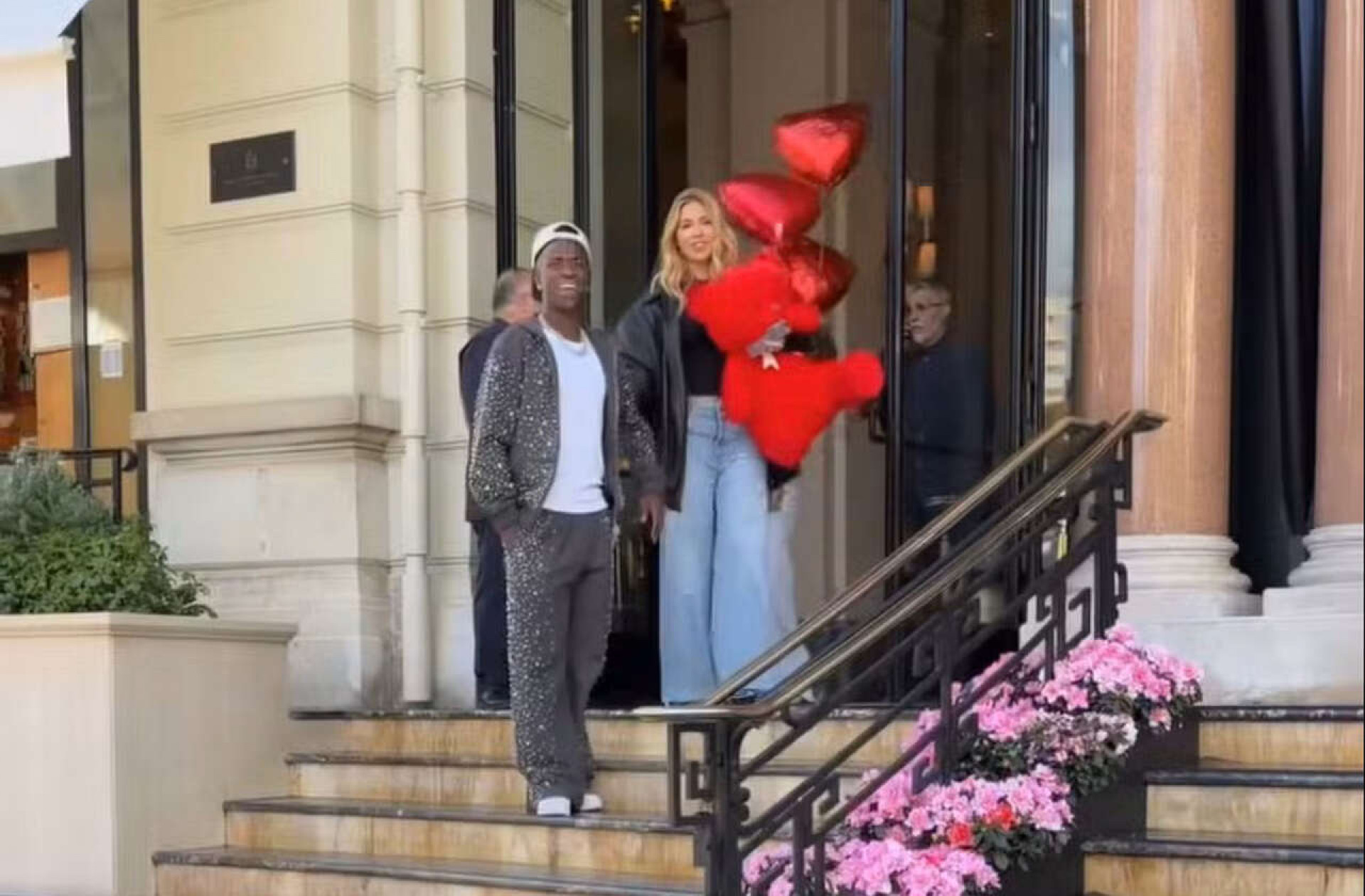 Vini Jr. conquista a web ao aparecer cuidando do filho de Virginia Fonseca