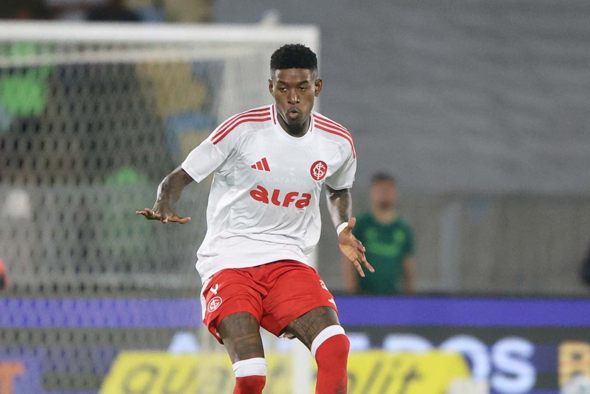 Vit&atilde;o desembarca no Rio para assinar contrato com o Flamengo: “Feliz demais”