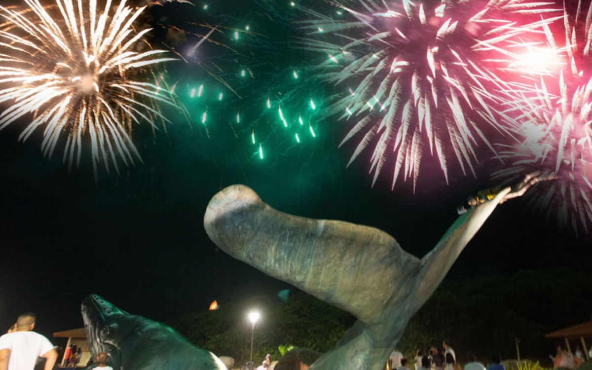 Orla de Rio das Ostras lotada na virada do ano, com famílias, turistas e comércio aquecido em clima de celebração