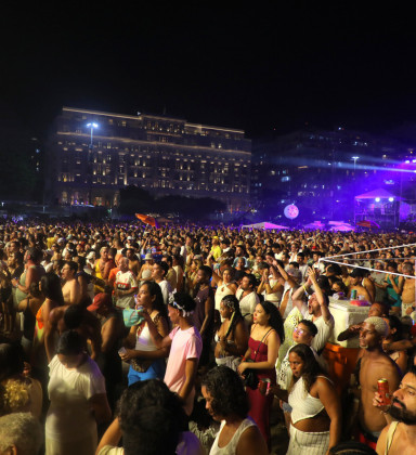 Mais de 2,5 milhões de pessoas celebram 2026 em Copacabana