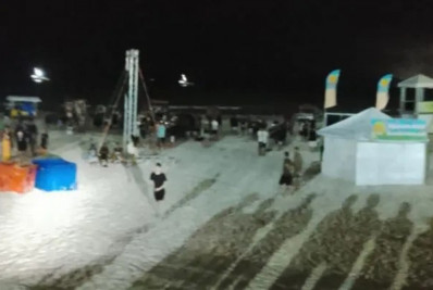 Baile irregular é dispersado pela Guarda Civil Municipal na orla da Praia do Forte, em Cabo Frio